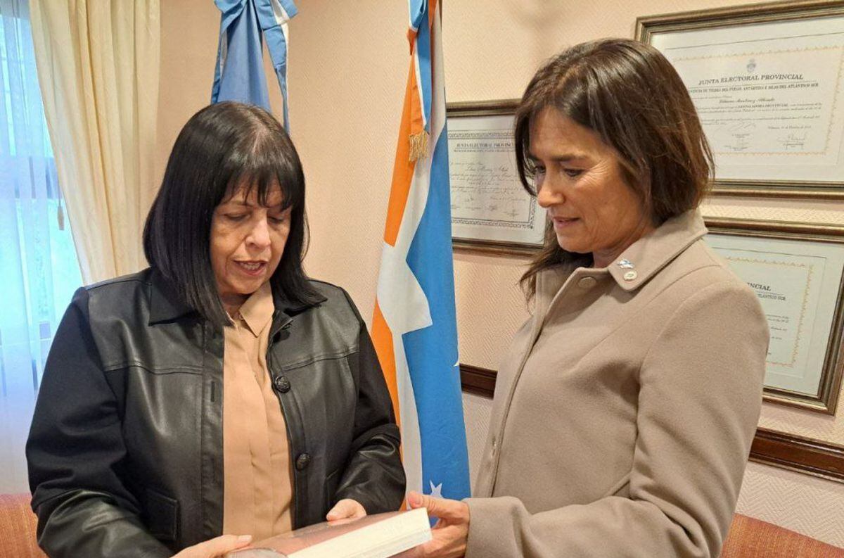 El libro “Malvinas, mi casa” llegó a manos de los excombatientes de Ushuaia