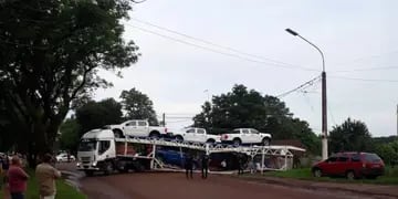 Insólito: camión quedó colgado en la intersección de una avenida en Eldorado