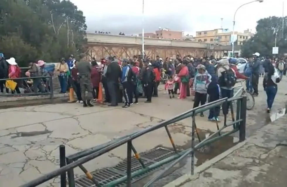 Filas en Villazón (Bolivia) para pasar a La Quiaca (Jujuy)