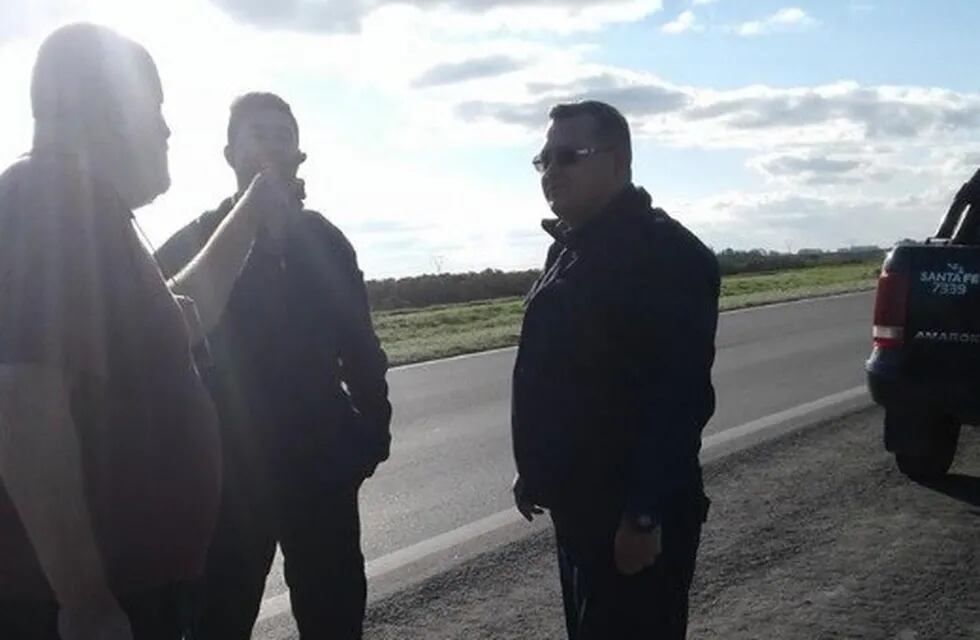 Policías asistieron a una pareja que estaba varada en la autopista.