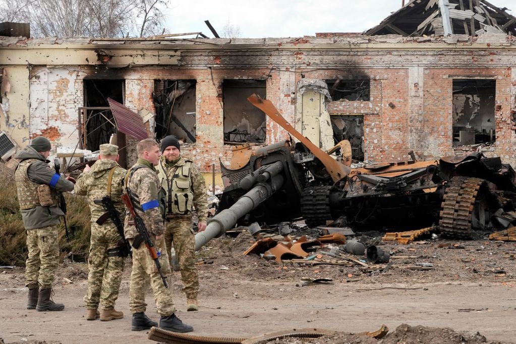 Soldados ucranianos observan los escombros de un tanque ruso tras los combates en la ciudad de Trostsyanets.