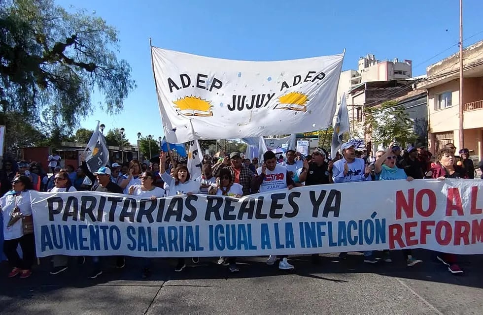 La cabecera de la marcha que recorrió el casco céntrico de San Salvador de Jujuy en la cuarta jornada de la huelga docente y paro por 24 horas de otros gremios de trabajadores públicos.