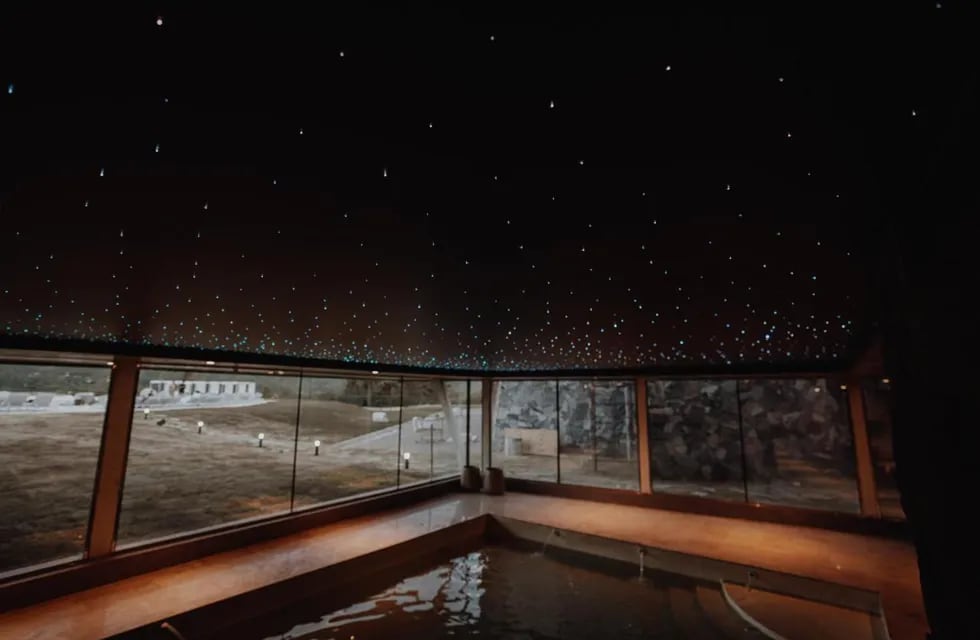 El hotel de Córdoba que cuenta con una piscina iluminada que simula las estrellas.