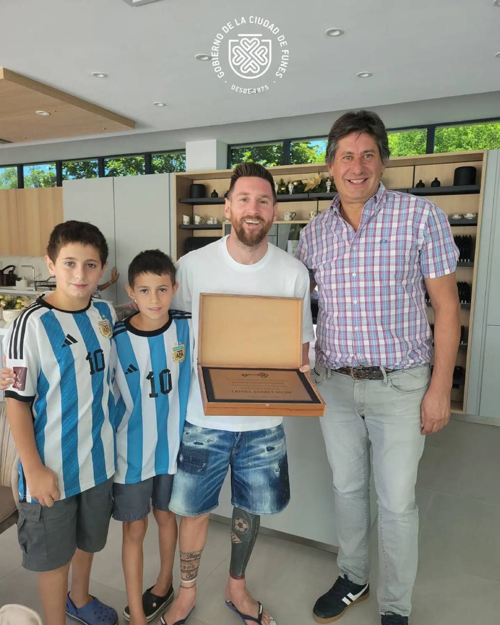 El intendente de Funes, Roly Santacroce, visitó a Messi y llevó a sus hijos.