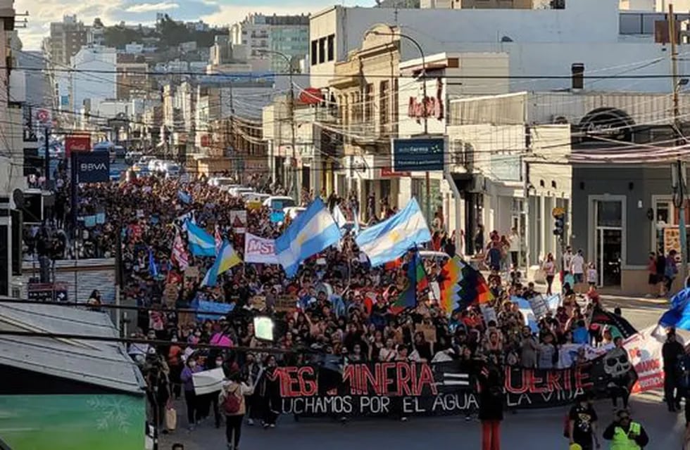 Movilización contra la megaminería en Comodoro Rivadavia.