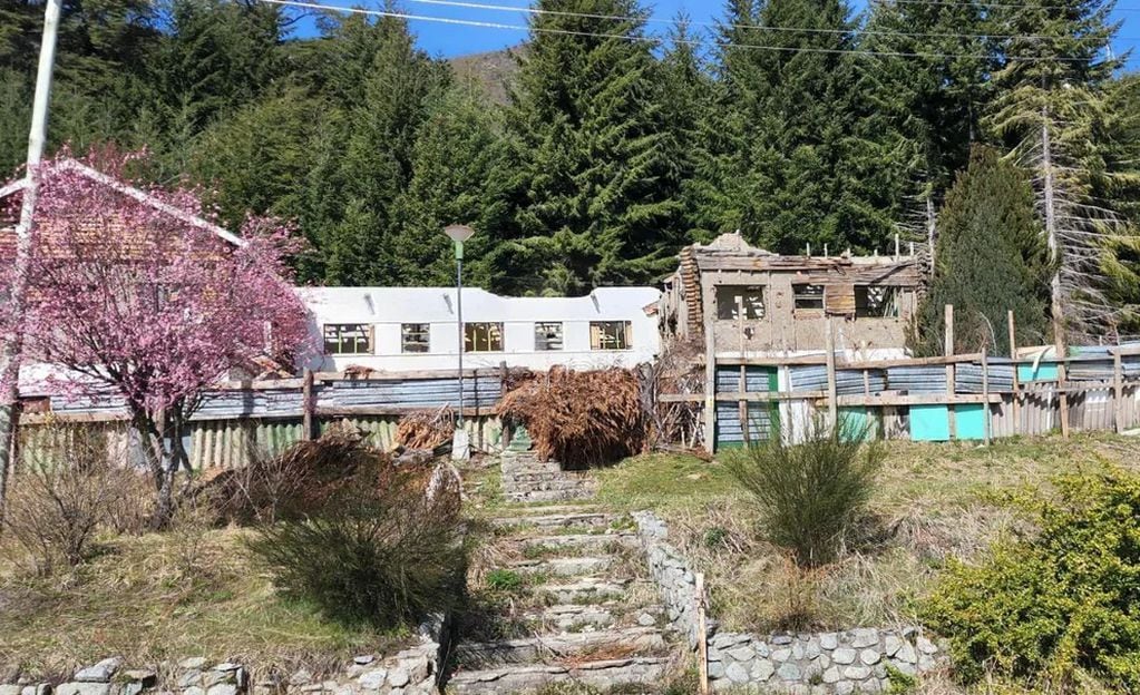 Así eran las viviendas construidas por mapuches en Villa Mascardi: usaron materiales robados.