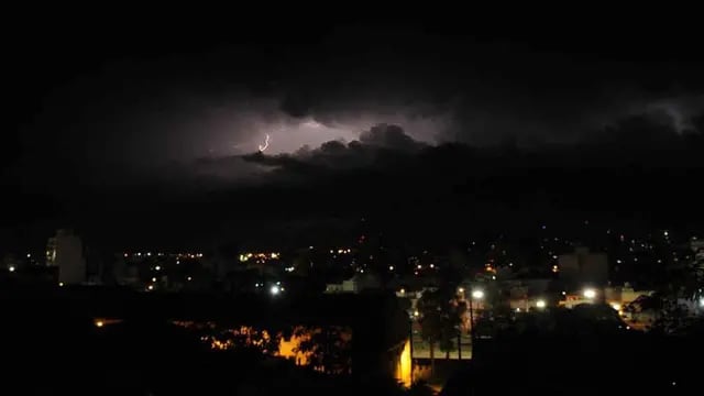 Relámpagos. Anoche podía observarse la llegada de una tormenta eléctrica desde el sur de Córdoba (La Voz/Ramiro Pereyra). 