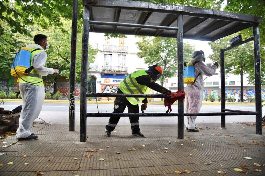 El Municipio de La Plata realiza tareas de desinfección en paradas de micros, cajeros y vías peatonales por el coronavirus (Municipalidad de La Plata)