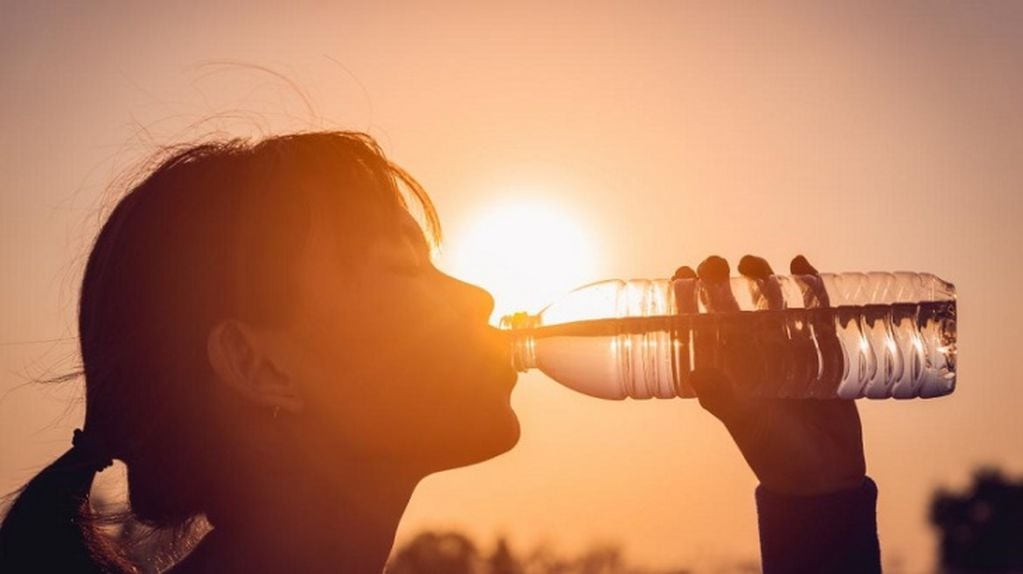 Tomar agua, una de los consejos para prevenir el golpe de calor. 