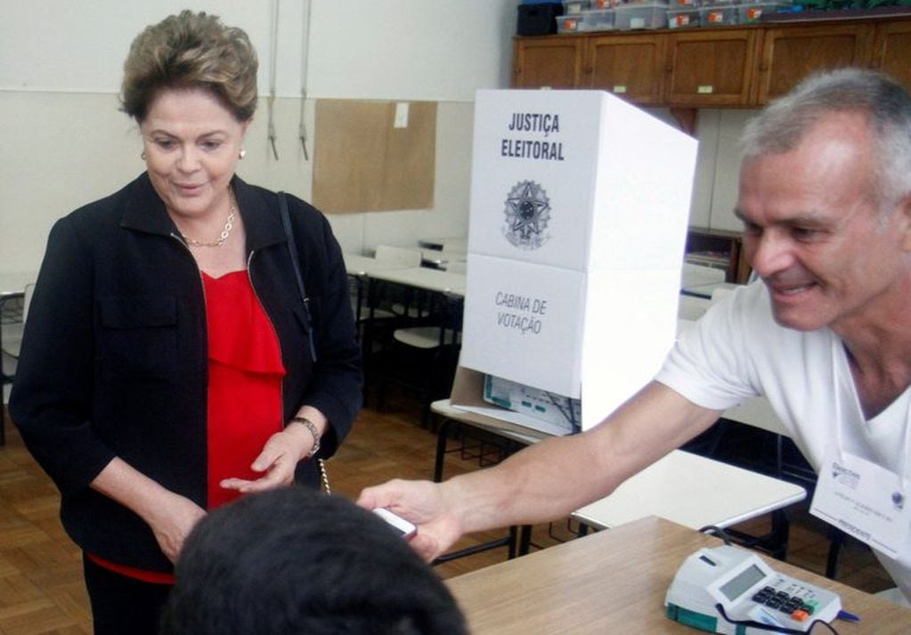La expresidenta Dilma Rousseff también emitió su voto (Foto: Paulo Fonseca/EFE)