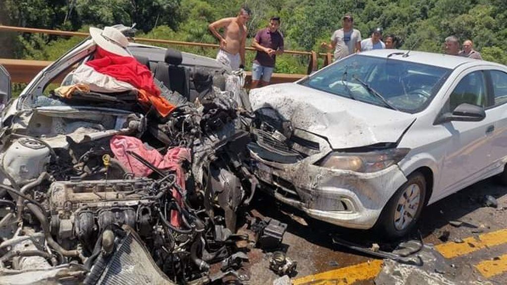 El vehículo de la familia Benítez, de Chubut, quedó destruido. Otro hombre de 61 años que vení en un Onix los chocó desde atrás y solo sufrió heridas. (Misiones Online)
