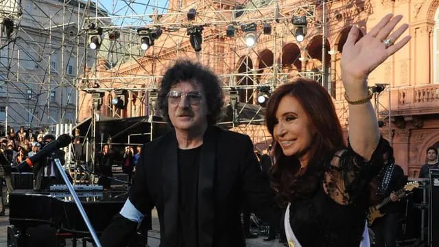 El regalito. La Presidenta apareció en la plaza con “Charly”, para cantar el Himno en el festival musical (Presidencia de la Nación).