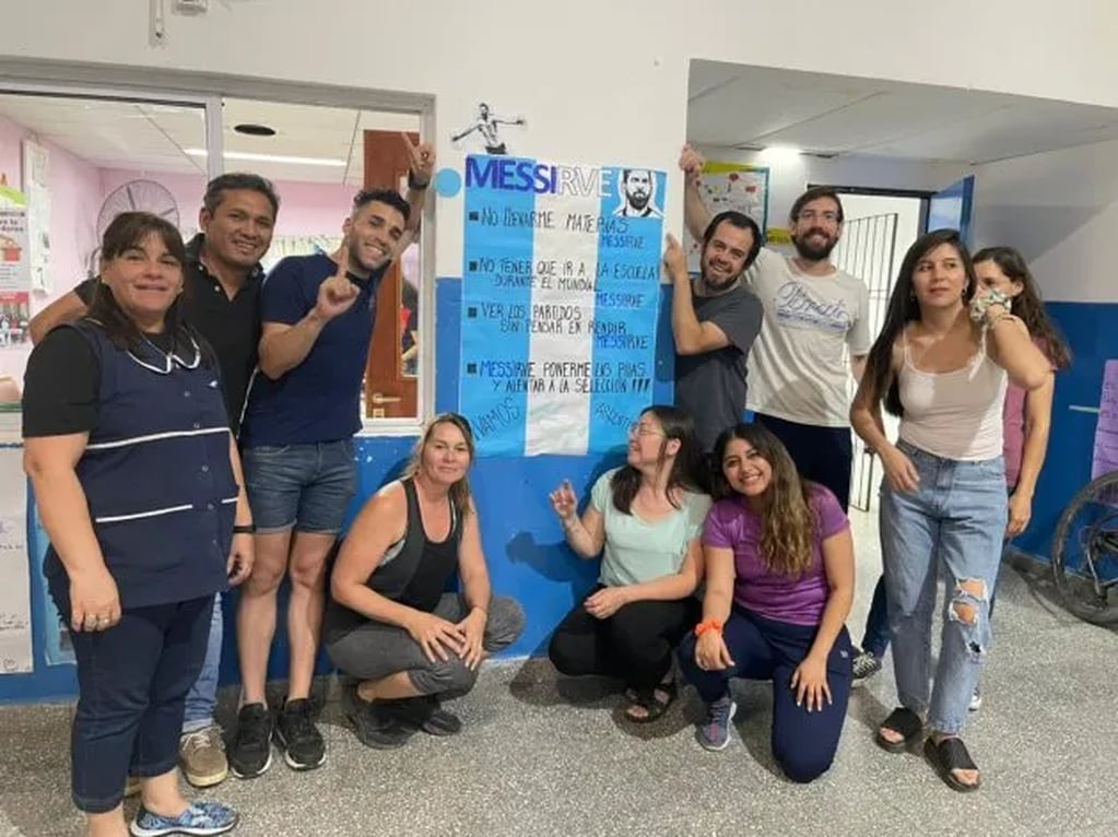 "Messirve ponerme las pilas y alentar a la selección. Vamos Argentina", dice la pancarta celeste y blanca.