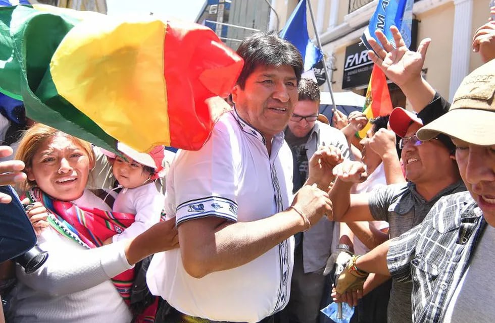 El presidente de Bolivia, Evo Morales, llega a un mitin con cientos de sus simpatizantes este jueves, en la plaza 14 de Septiembre de Cochabamba (Bolivia). Crédito: EFE/ Jorge Abrego.