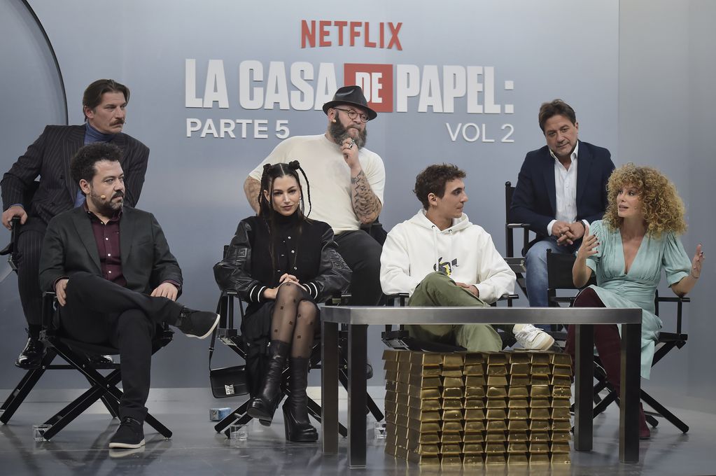 El elenco de "La Casa de Papel", durante la conferencia de prensa de cara al final de la serie. Úrsula Corberó, Tokio,  escucha a Esther Acebo, Mónica Gaztambide. (Juan Naharro Gimenez/Getty Images for Netflix)