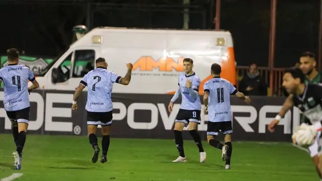 Pablo Vegetti, goleador de Belgrano, festeja su gol en cancha de Nueva Chicago