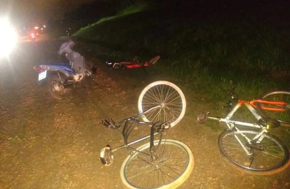 Motociclista chocó a tres ciclistas en Apóstoles: todos los involucrados resultaron heridos.