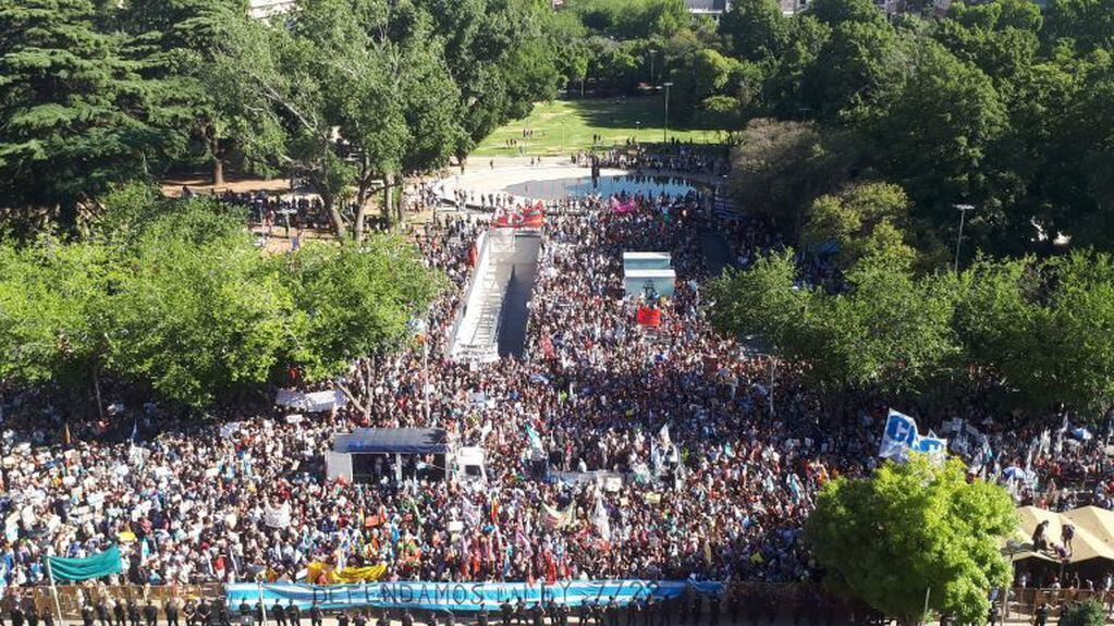 Miles de personas frente a la Casa de Gobierno.