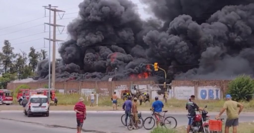 Incendio en una playa de colectivos en Berazategui.