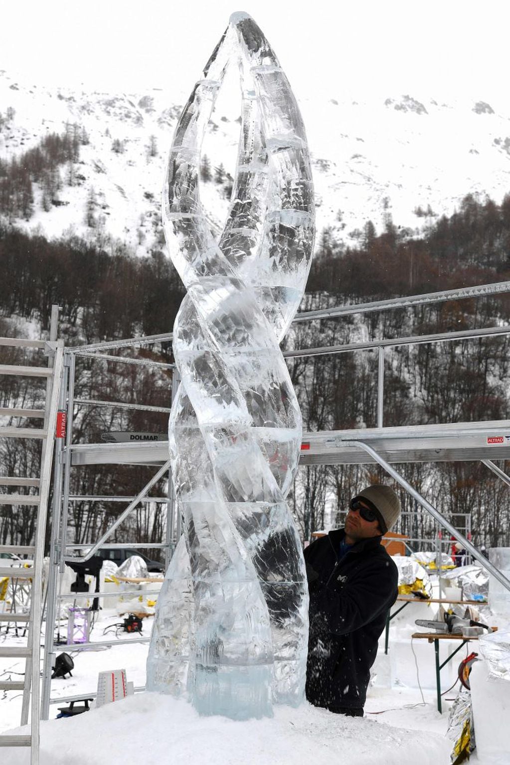 El escultor francés Maxime Ducret trabaja en su obra "Tourbillon" (Torbellino)  (Foto de JEAN-PIERRE CLATOT / AFP)