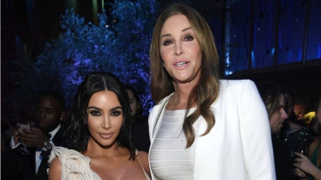 Kim Kardashian junto a Caitlyn. (Foto: AP)