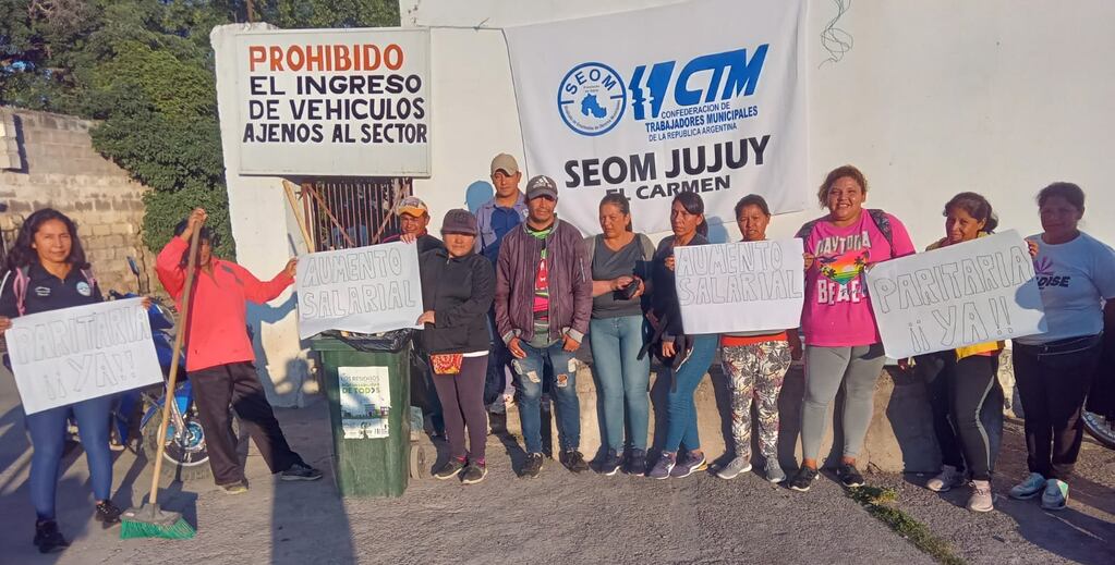 Trabajadores del municipio de El Carmen adhirieron al reclamo que sostiene el Seom Jujuy.