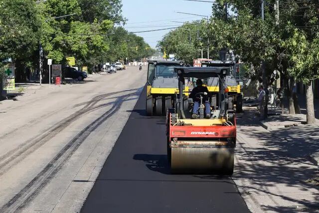 Colocan el asfalto en avenida Sarmiento en San Rafael