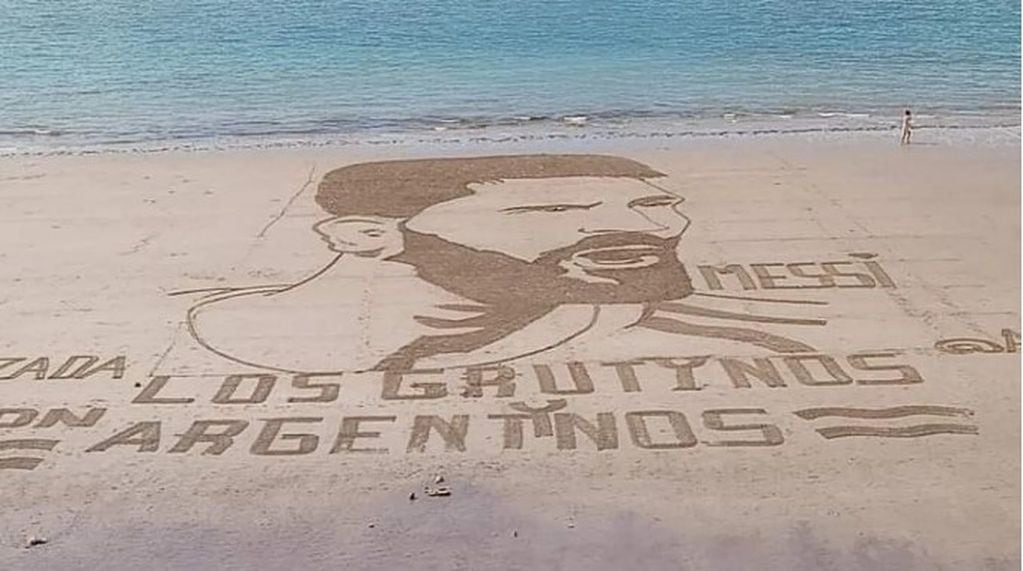 El retrato viral de Lionel Messi hecho en la playa de Las Grutas, antes de que le colocaran las banderas alrededor.