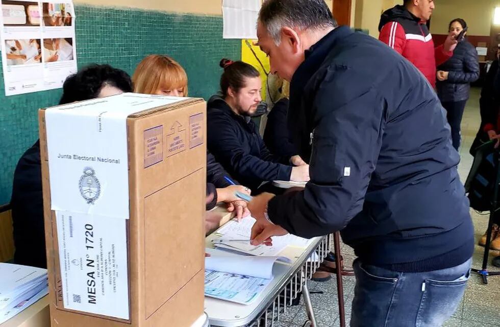 Votó Luis Juez. (Foto: Leo Guevara)