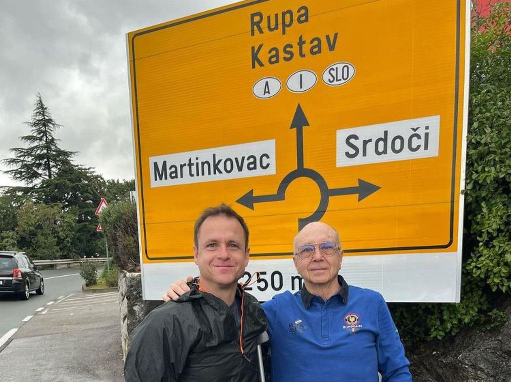 Juan Pablo Serdoch junto a su padre en el pueblo croata que lleva su mismo apellido.