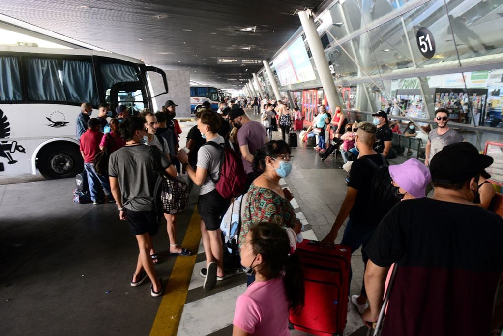 Turistas en la terminal de Córdoba, antes del fin de semana largo de Carnaval.
