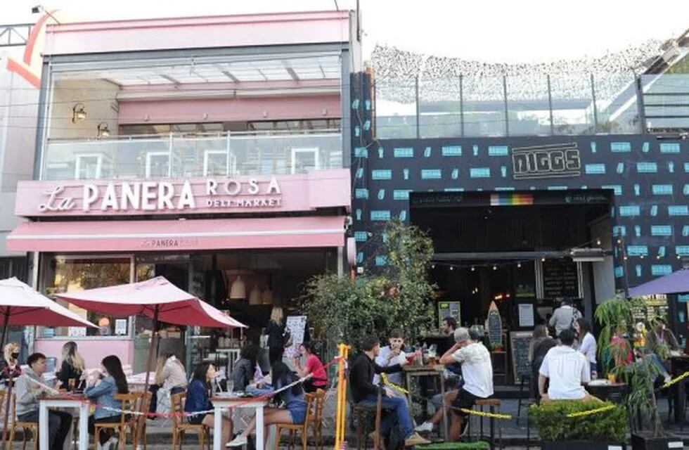 Flexibilización en terrazas en la Ciudad. (foto: Juano Tesone)