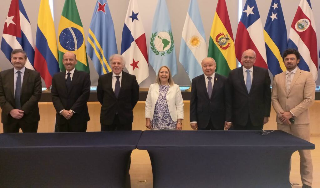 La sede del Parlatino en Panamá, fue escenario del encuentro de la senadora Silvia Giacoppo con el titular de la OEA, Luis Almagro, acompañados por funcionarios de ambos organismos.