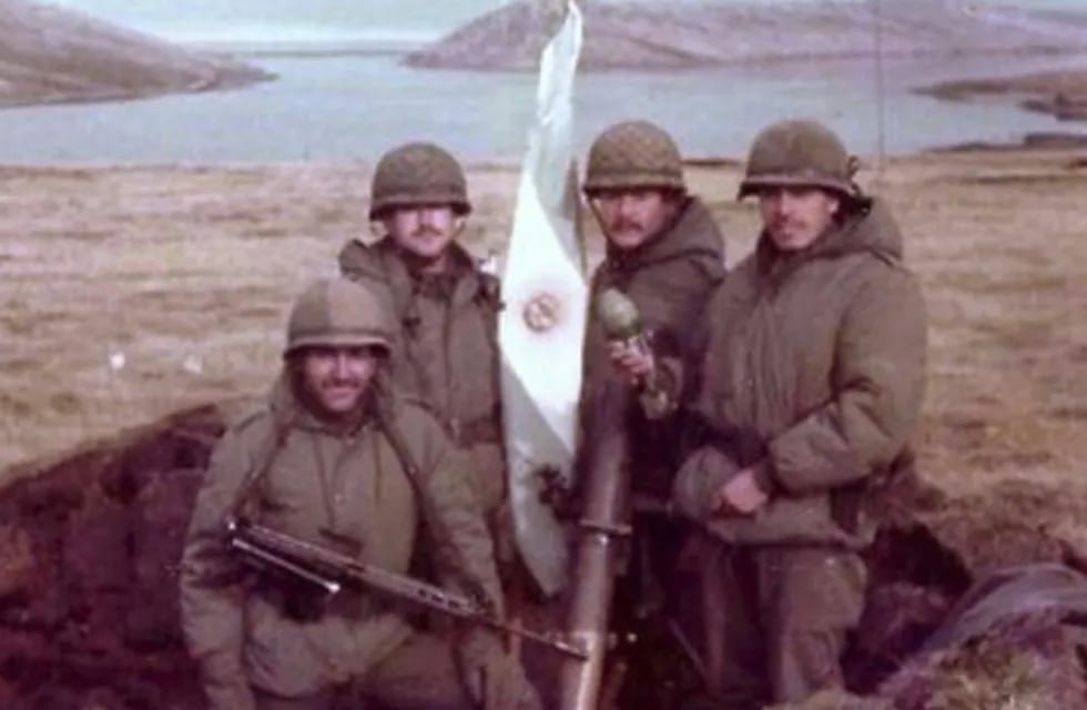 Soldados argentinos durante la guerra de las Malvinas, apostados en Bahía Fox.
