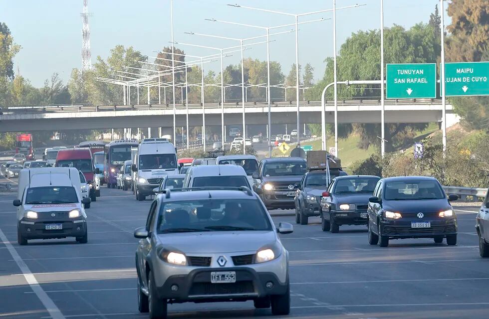 Robo por engaño en Mendoza: tuvieron que parar su auto por piedras en medio de la ruta y fueron asaltados (imagen ilustrativa)