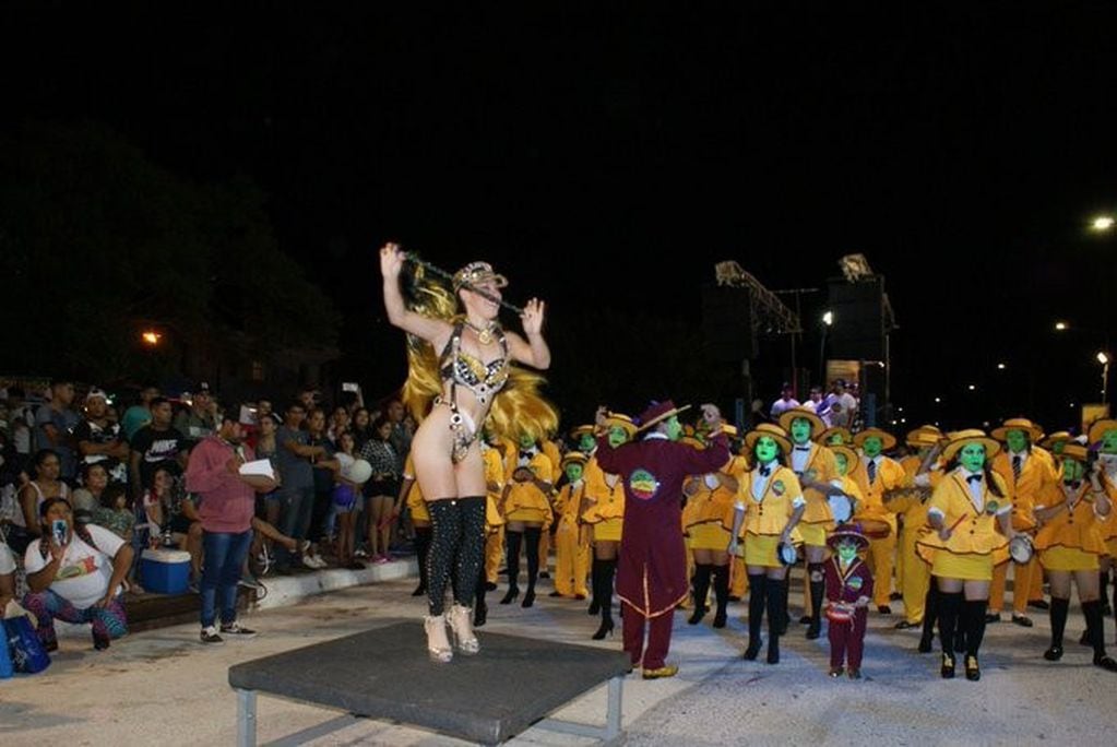 Posadas con carnavales y acrobacias en la presentación de este sábado en San Ignacio. (Misiones Online)