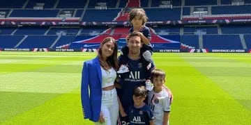 Antonela Roccuzzo con Lionel Messi y sus hijos