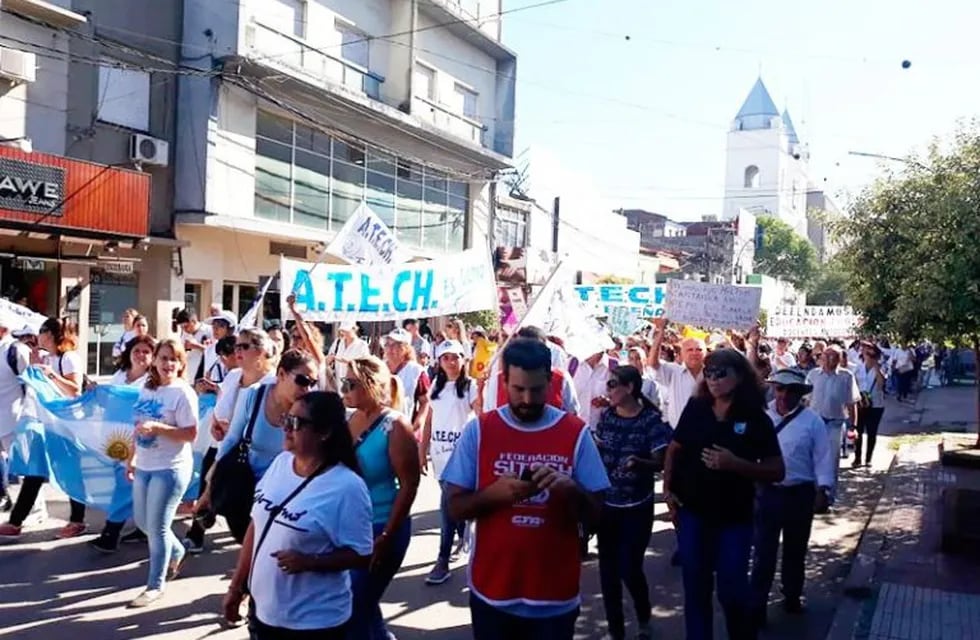 Imagen archivo. Docentes marcharon en reclamo de aumentos salariales. Rechazaron el 30% anunciado a través de los medios por falta de seriedad. Foto: ChacoDíaPorDía.