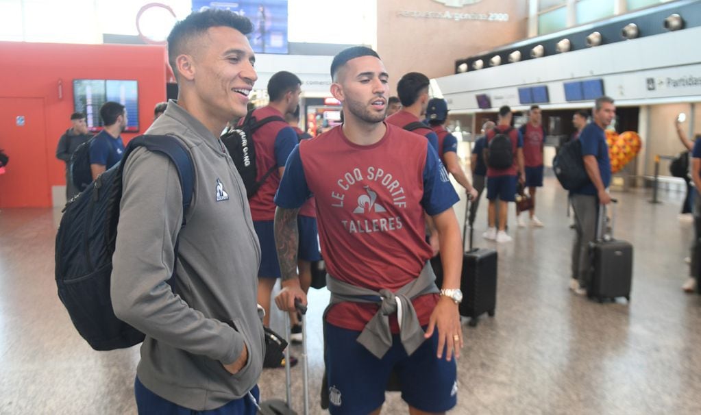 El plantel de Talleres se juntó este lunes a la siesta en el aeropuerto para viajar rumbo a Ecuador (Foto: Ramiro Pereyra / La Voz).