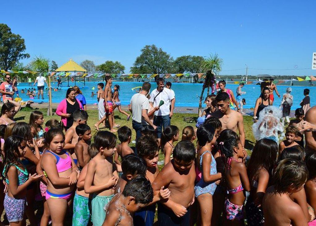 Los chicos participaron de los juegos acuáticos (Municipalidad de Santa Rosa)