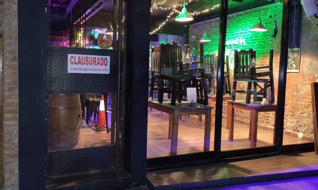 Clausuraron un bar en Bahía y multaron al propietario por desobedecer el DNU presidencial.