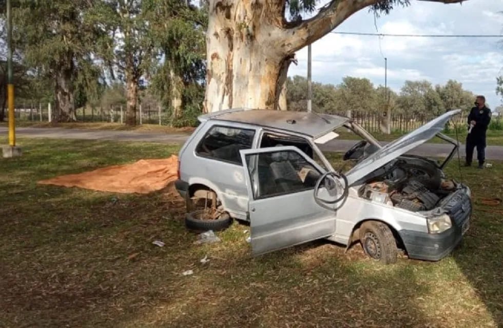 Una persona murió y tres resultaron heridas, al estrellar el auto contra un árbol, en Huinca (foto, Cabledigital).