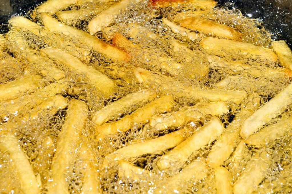 Crujientes y como en los restaurantes: el truco para preparar papas fritas de forma rápida y sencilla
