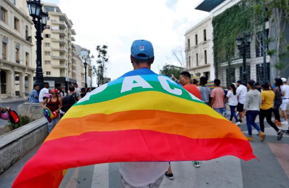 AME1743. LA HABANA (CUBA), 11/05/2019.- Activistas por los derechos Lesbianas, Gays, Bisexuales, Transexuales e Intersexuales (LGBTI) participan en una marcha este sábado 11 de mayo del 2019 por el Paseo del Prado en La Habana (Cuba). Activistas del colectivo LGTBI y Agentes de la Seguridad del Estado cubano se enfrentaron este sábado durante una manifestación ilegal convocada después de que se cancelara la marcha anual del orgullo gay que organiza el oficialista Centro Nacional de Educación Sexual (Cenesex), dirigido por Mariela Castro. EFE/Ernesto Mastrascusa
