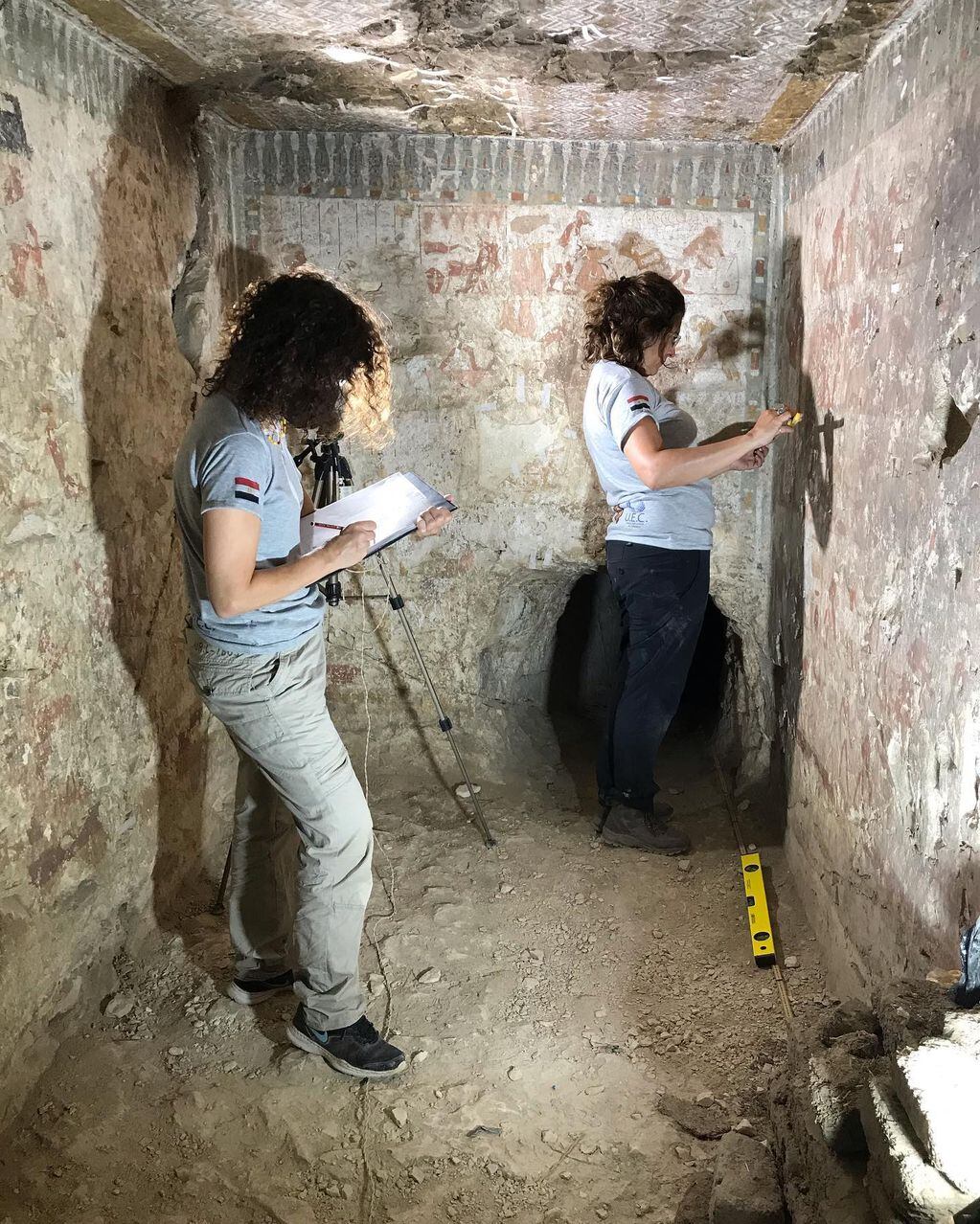 Silvana y María de los Ángeles realizando la investigación en Egipto.