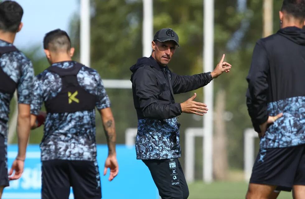 El técnico Farré habla con sus dirigidos ante del juego con Güemes. La Copa Argentina, para más adelante (Prensa Belgrano).