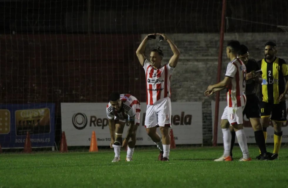 Agustín Burdesse, festeja uno de sus dos goles ante Libertad de Sunchales
