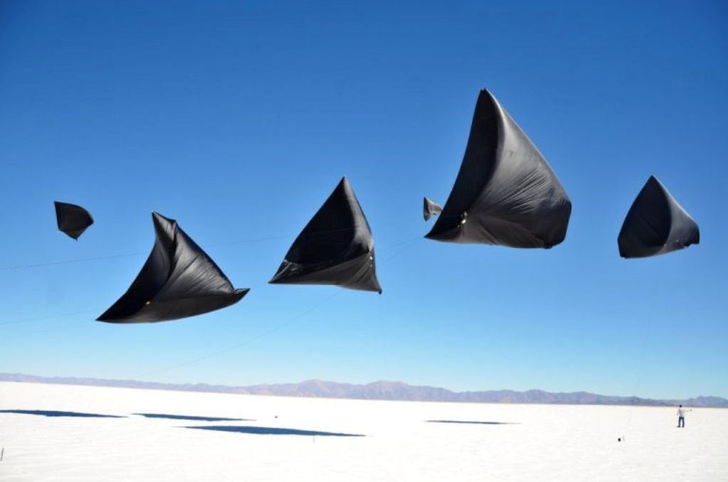 Las esculturas flotantes de Tomás Saraceno, en la planicie blanca de las Salinas Grandes. El martes 28 de enero buscará establecer récords de altitud, distancia y duración del vuelo de una mujer piloto "impulsada únicamente por el aire".