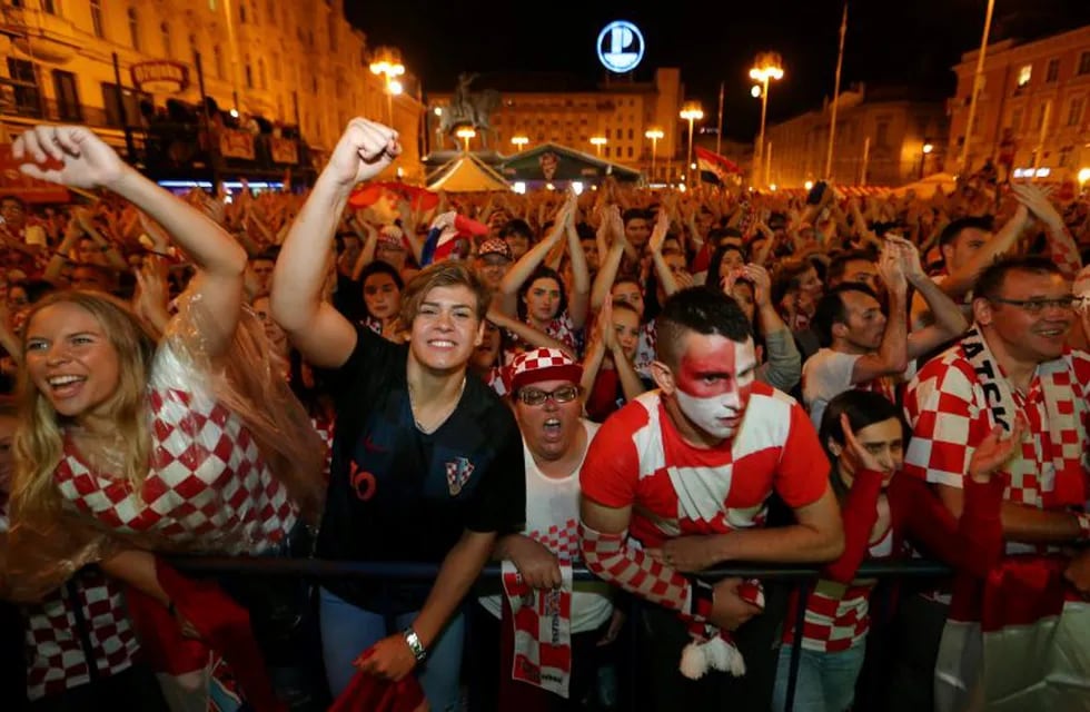 Los festejos de los hinchas croatas tras llegar a la final del Mundial Rusia 2018