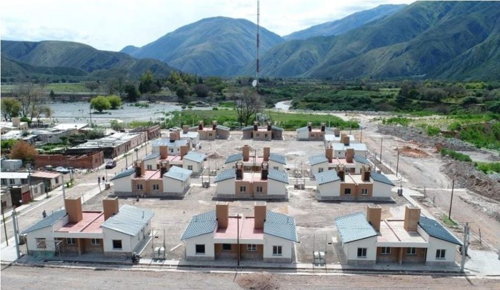 30 familias de Volcán que se quedaron sin hogar por el aluvión de 2017, recibieron las llaves de sus nuevas viviendas. También, se entregaron carpetas técnicas de ocho casas reconstruidas y un local comercial.